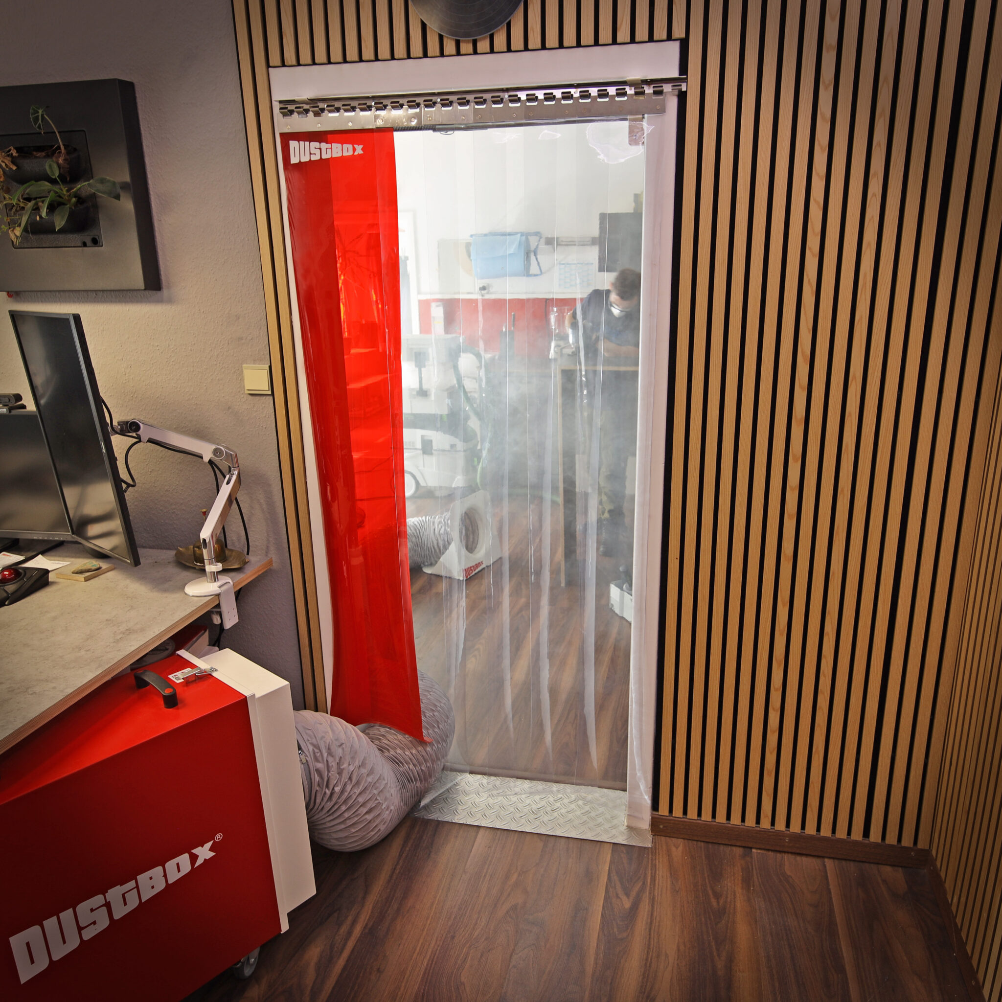 Featured image for “Staubschutztür LAMELLA mit Schlauchaussparung für DustBox DB 1000 / DB 2000”