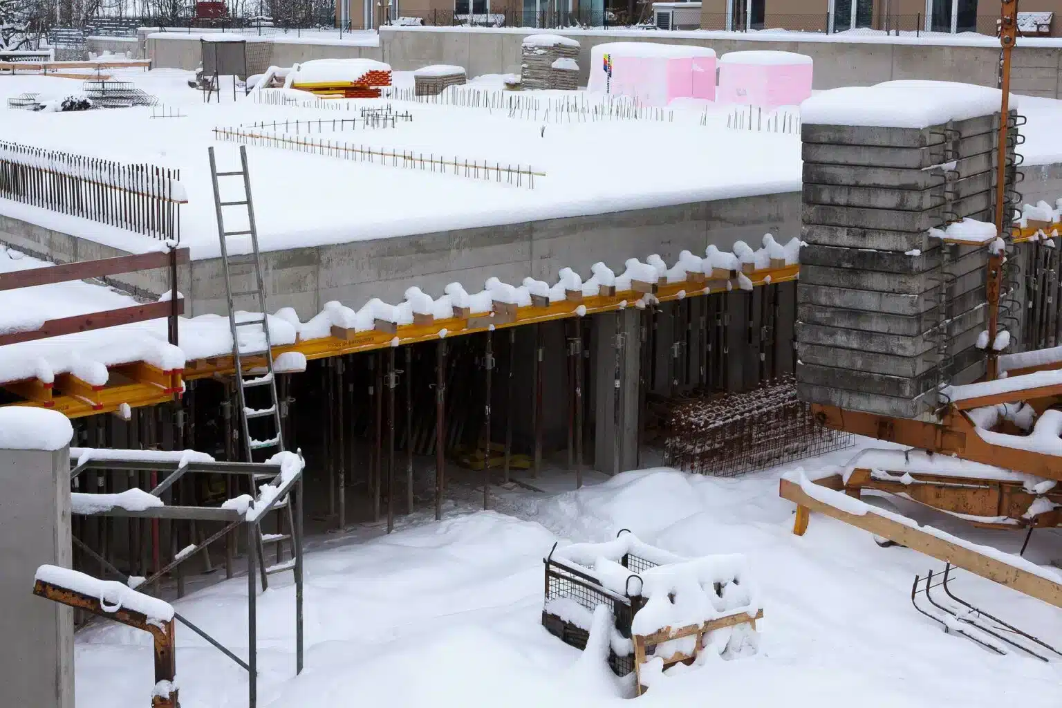 Featured image for “Arbeitssicherheit auf der Baustelle: Rutschfest, sauber und sicher durch Herbst und Winter”
