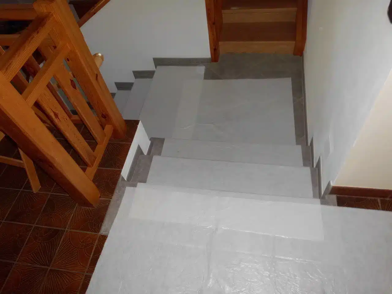 Featured image for “Wie schütze ich eine Treppe bei Malerarbeiten vor Farbspritzern?”