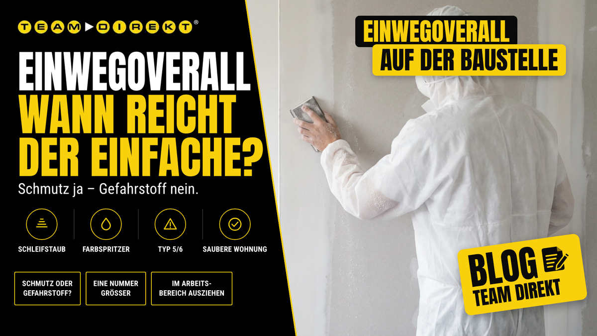 Einwegoverall auf der Baustelle: Handwerker im weißen Einwegoverall mit Kapuze schleift eine gespachtelte Wand